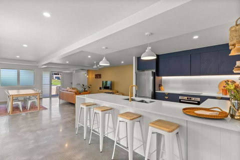 Salty Crab Bungalow - Accommodation Southport 0