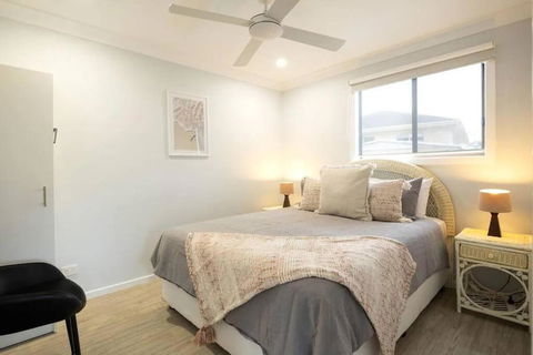 Salty Vibes - Southport Accommodation 0