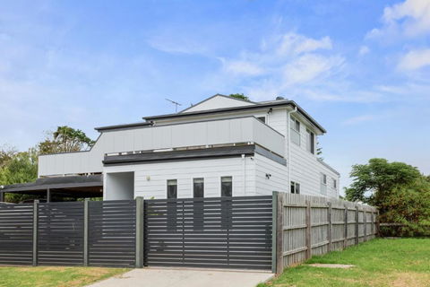Sanctuary Lodge By Ready Set Stay - BYO LINEN & TOWELS - Southport Accommodation 2