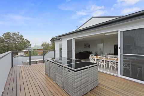 Sanctuary Lodge By Ready Set Stay - BYO LINEN & TOWELS - Southport Accommodation 0
