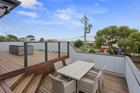 Sanctuary Lodge By Ready Set Stay - BYO LINEN & TOWELS - Southport Accommodation 3