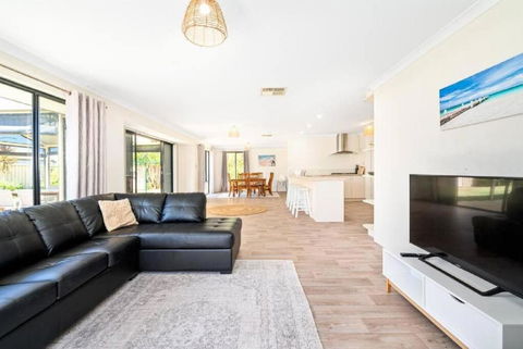 Sandpiper House - Family & Pet Friendly - Southport Accommodation 2