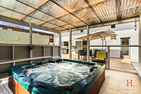 Sandy Bay Getaway W Spa 4 Bdr - Southport Accommodation 1