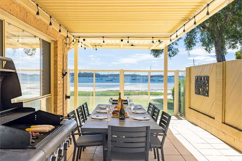 Sandy Beach House Corlette Unit 1 Waterfront WI-FI Aircon - Accommodation Southport 3