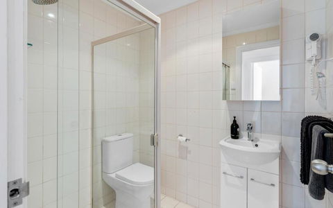 SEA BREEZE @ Smugglers Inn - Southport Accommodation 2