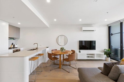 Spacious & Bright Apt Near Major Hospital Precinct - Accommodation Southport 0