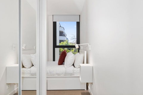 Spacious & Bright Apt Near Major Hospital Precinct - Accommodation Southport 3