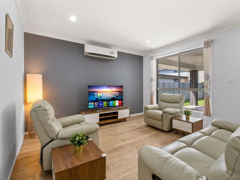Spacious Newly Furnished 4BD Family Retreat - Southport Accommodation 0