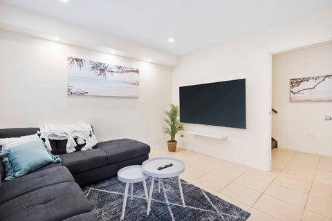 Sunalia - Dual-storey Chic On Chevron Island - Southport Accommodation 1