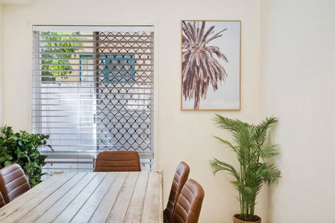 Sunalia - Dual-storey Chic On Chevron Island - Southport Accommodation 2