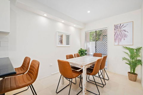 Sunalia - Dual-storey Chic On Chevron Island - Southport Accommodation 3