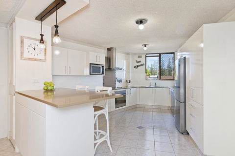 Beauty At The Beach - Modern Beachfront Apartment - Southport Accommodation 2