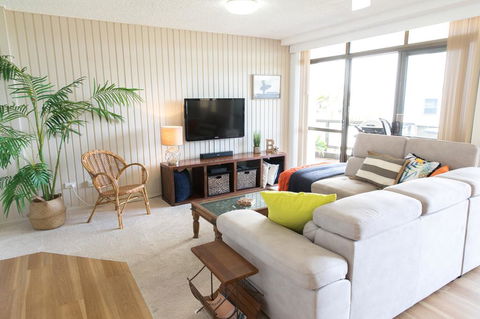 Beauty At The Beach - Modern Beachfront Apartment - Southport Accommodation 3