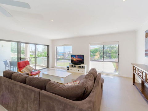 Bimbadeen Unit 3 - Across From The Beach - Lift In Complex - Southport Accommodation 2
