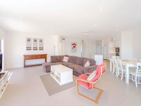 Bimbadeen Unit 3 - Across From The Beach - Lift In Complex - Southport Accommodation 1
