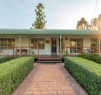 Birds 'n' Bloom Cottages - Accommodation Southport