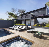 Blairgowrie Oasis Luxury retreat with spapool fireplace golf putting green - Southport Accommodation