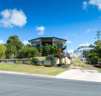 Blue Water Retreat - Upstairs  Downstairs - Southport Accommodation