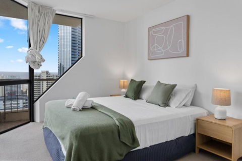 The Paradise - Luxury High Floor Ocean View 2BDR With Parking, Pool & Gym - Southport Accommodation 0