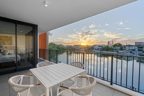 The Riverview - Brand New Modern 2BR With King Bed, Parking & Pool - Southport Accommodation 1