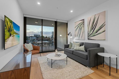 The Riverview - Brand New Modern 2BR With King Bed, Parking & Pool - Southport Accommodation 2
