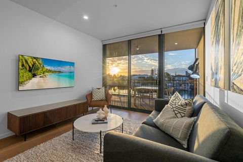 The Riverview - Brand New Modern 2BR With King Bed, Parking & Pool - Southport Accommodation 3