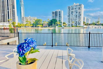 Waterfront Home In Heart Of Surfers Paradise with Southport Accommodation