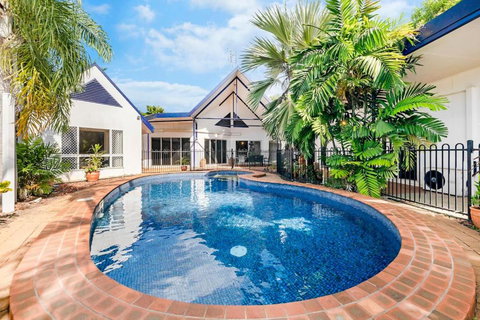 An Absolute Poolside Break By Casuarina Beach - Accommodation Southport 0