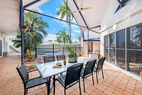 An Absolute Poolside Break By Casuarina Beach - Accommodation Southport 1