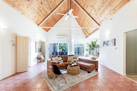 An Absolute Poolside Break By Casuarina Beach - Accommodation Southport 2