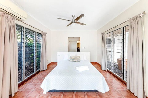 An Absolute Poolside Break By Casuarina Beach - Accommodation Southport 4