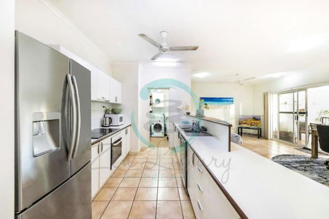 ZEN FORESHORE Cozy 2-BR, 2-BA Holiday Home + Pool - Southport Accommodation 3