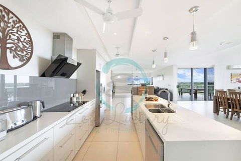 ZEN LUXURY: 2-Story 4-BR Penthouse In Darwin City With Mindal Markets & Harbour Views - Southport Accommodation 0
