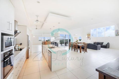 ZEN LUXURY: 2-Story 4-BR Penthouse In Darwin City With Mindal Markets & Harbour Views - Southport Accommodation 2