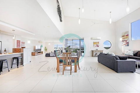 ZEN LUXURY: 2-Story 4-BR Penthouse In Darwin City With Mindal Markets & Harbour Views - Southport Accommodation 3