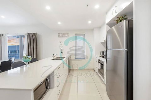 ZEN OCEAN BLISS - Cozy 2-BR/2-BA Sea View Retreat - Southport Accommodation 2