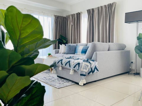 ZEN OCEAN BLISS - Cozy 2-BR/2-BA Sea View Retreat - Southport Accommodation 3
