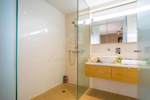 ZEN PARADISE - 2-BR Waterfront Ocean View Retreat - Southport Accommodation 2