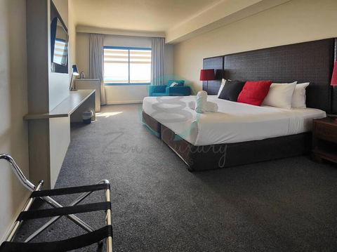 ZEN88 ESPLANADE: Hotel Suite W/ Ocean/Sunset Views - Southport Accommodation 1